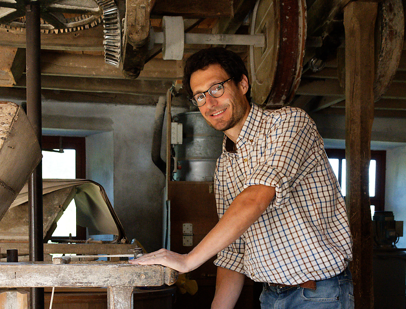 Meule de silex et minoterie artisanale au Moulin de Hollange