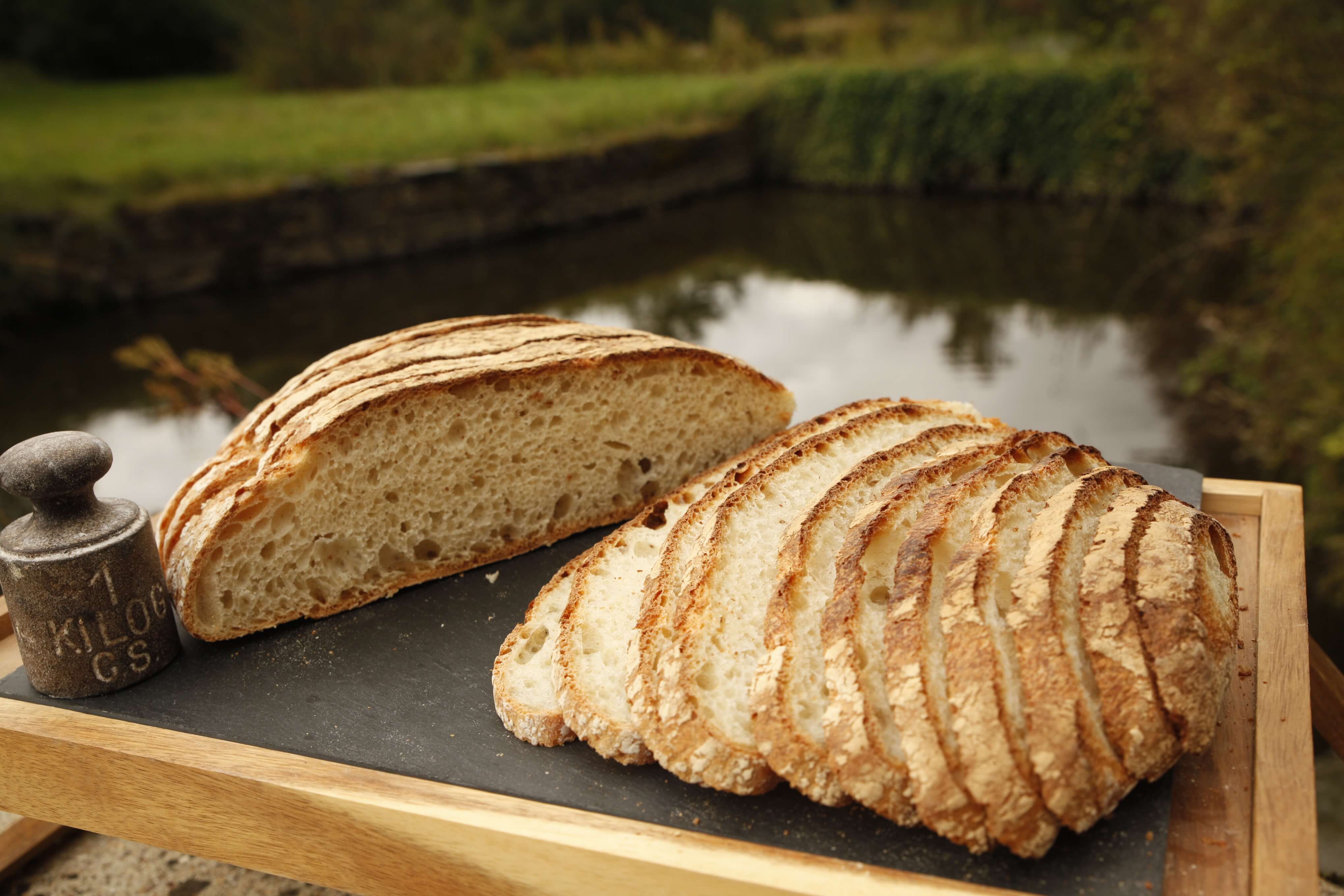 Pain blanc d'épeautre cuit sur pierre, coupé, du Moulin de Hollange
